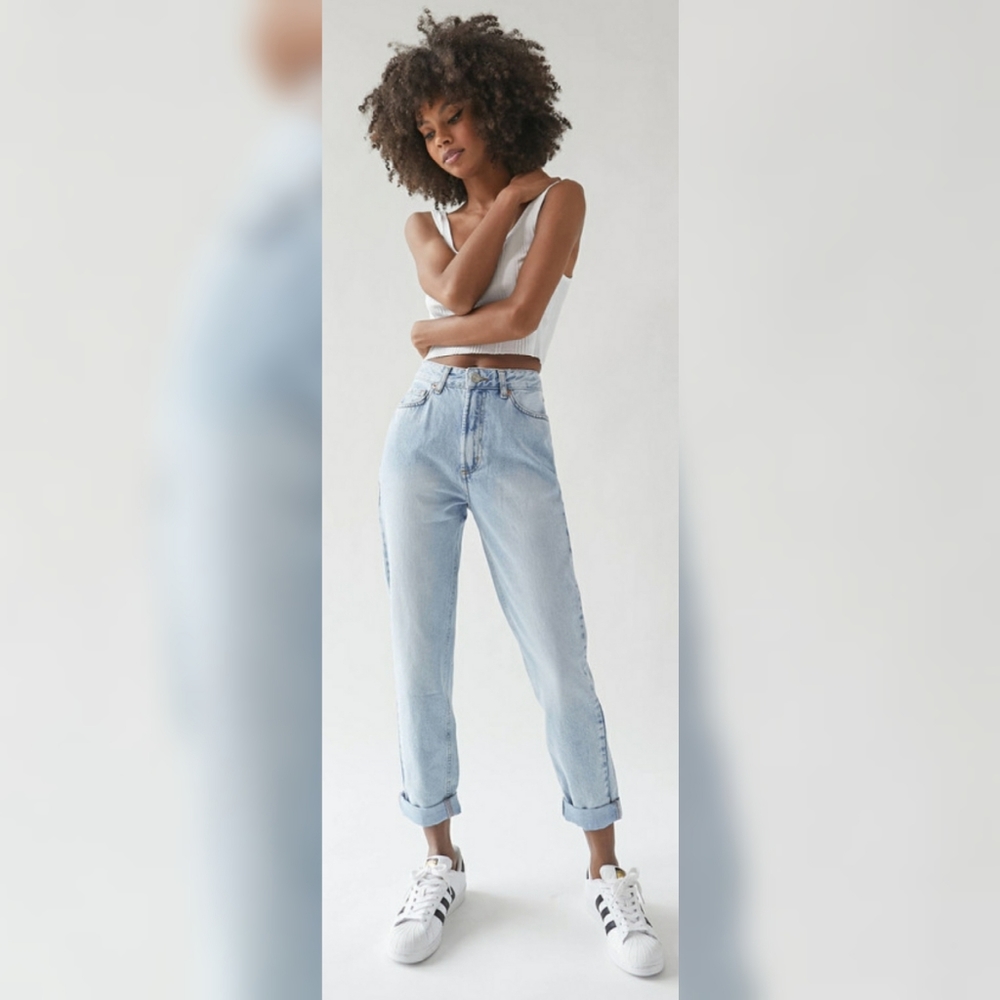 BDG High-Waisted Mom Jean Bleached Light Wash 24